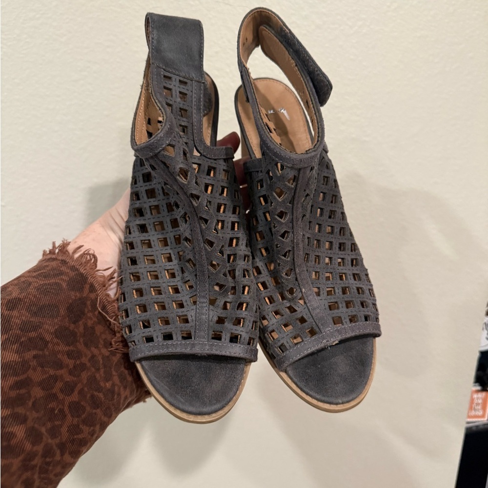 Report Black Cutout Block Heel Sandals 8.5 - Picture 2 of 5